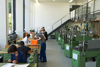 特變電工車間7S升級中選擇浦豐工作臺(tái)